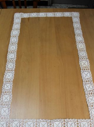 cadre en petits napperons carré dentelle fait main