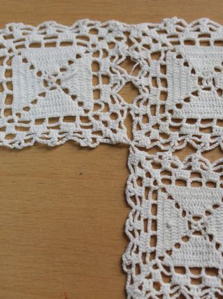 cadre en petits napperons carré dentelle fait main