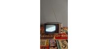 télévision portable mini noire et grise qui s'allume