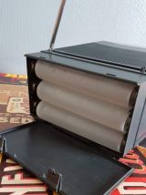 télévision portable mini noire et grise qui s'allume