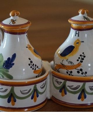 Très beau service à huile et vinaigre en faïence.