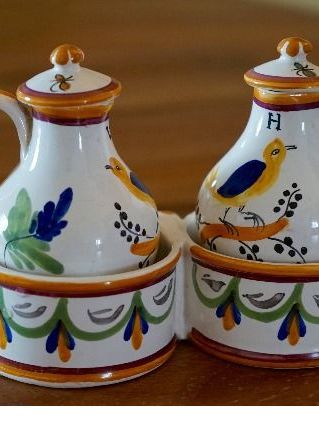 Très beau service à huile et vinaigre en faïence.