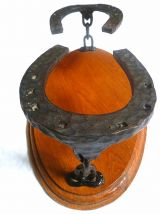 dessous de  plat, fer  a  cheval  ancien