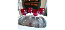 4 jolis verres à vin. 