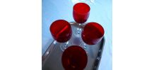 4 jolis verres à vin. 