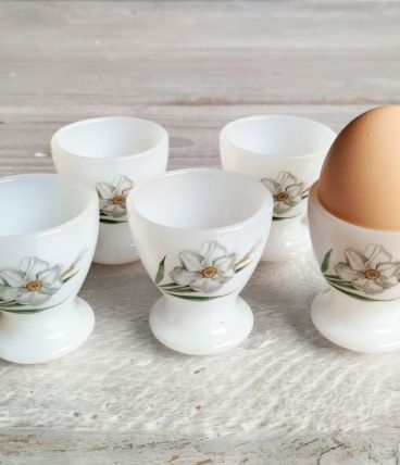 Lot de 5 coquetiers vintage Arcopal, modèle fleurs blanches