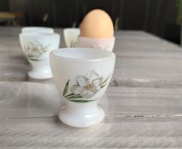 Lot de 5 coquetiers vintage Arcopal, modèle fleurs blanches