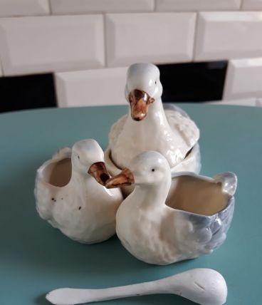 Serviteur en porcelaine canne et ses canetons