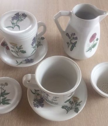 2 tasses à thé ou infusion et un pichet