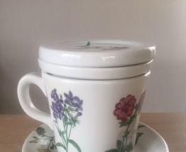 2 tasses à thé ou infusion et un pichet