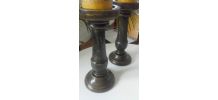 Paire de bougeoirs en bois patiné 