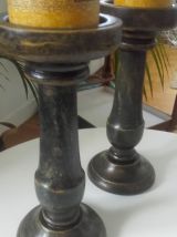 Paire de bougeoirs en bois patiné 