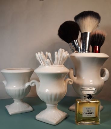 Set de 3 vases ou cache-pots de style Médicis en faïence bla