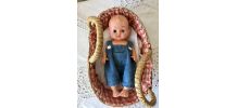 Petit bébé vintage et son couffin 