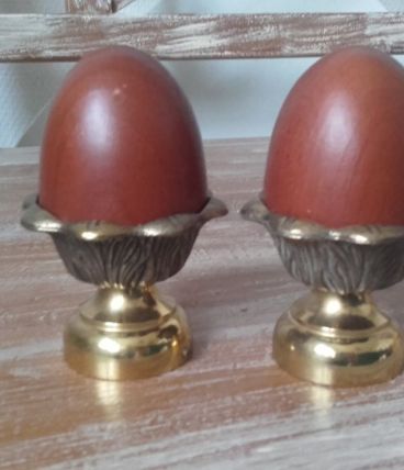 Paire coquetiers en laiton avec oeufs bois