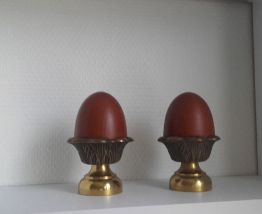 Paire coquetiers en laiton avec oeufs bois