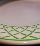 Plat vintage blanc émaillé croisillons verts pomme