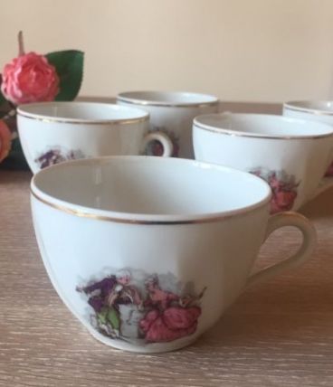 Tasses porcelaines décor fragonard CNP
