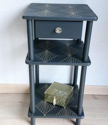 Chevet noir, tablettes motifs géométriques