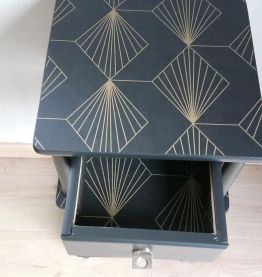 Chevet noir, tablettes motifs géométriques