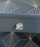 Chevet noir, tablettes motifs géométriques