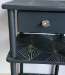 Chevet noir, tablettes motifs géométriques