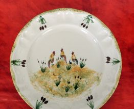 Paire de grandes assiettes Vallauris décor Coqs signées H.T.