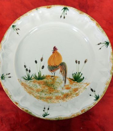 Paire de grandes assiettes Vallauris décor Coqs signées H.T.