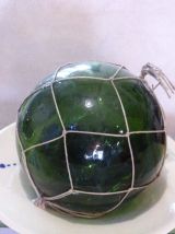 Deux boules en verre soufflée verte, flotteurs de peche 
