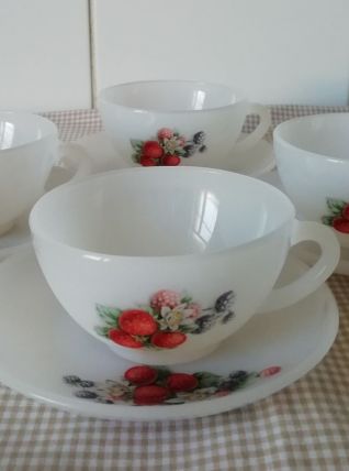 Tasses arcopal "fraises"