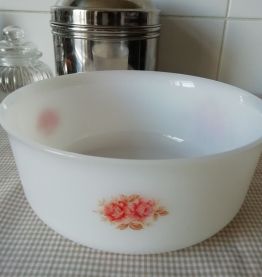 Plat Arcopal motif "roses"