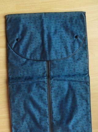 housse de protection chemisette en voyage - bleue