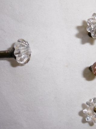 Anciennes Vis à tête rosaces en verre .