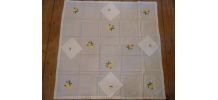 Nappe brodée à la main 134 x 134 cm, 4 serviettes 43 x 43 cm