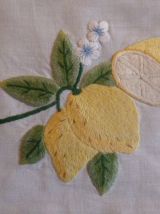 Nappe brodée à la main 134 x 134 cm, 4 serviettes 43 x 43 cm