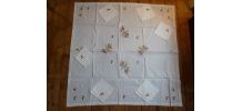 Nappe "huppes" brodée à la main, avec 6 serviettes 43 x  43