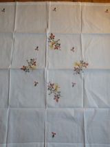 Nappe "huppes" brodée à la main, avec 6 serviettes 43 x  43