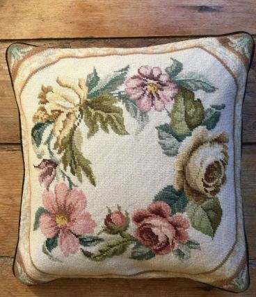 Housse coussin brodé main petit-point, pure laine DMC 42x42