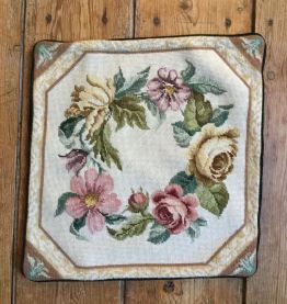 Housse coussin brodé main petit-point, pure laine DMC 42x42