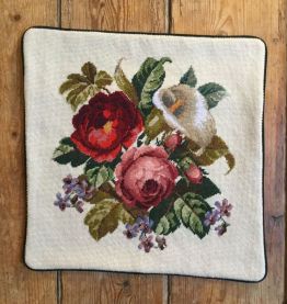 Housse coussin brodé main petit-point, pure laine DMC 42x42
