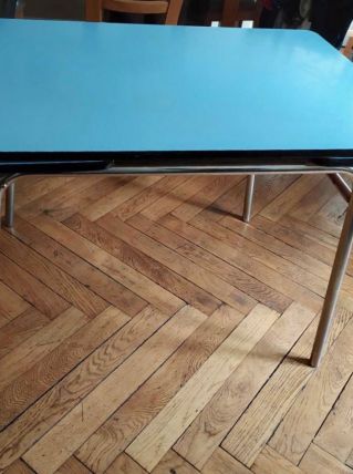 Table en formica bleu