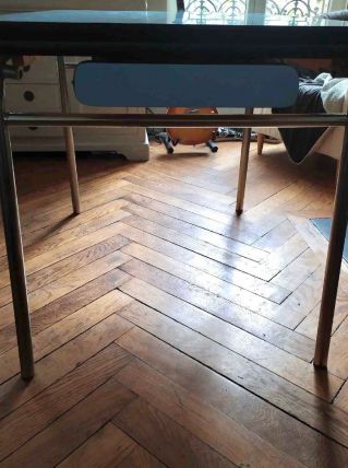 Table en formica bleu