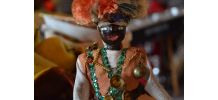 Figurine porteur d'eau en cuir et tissu année 80