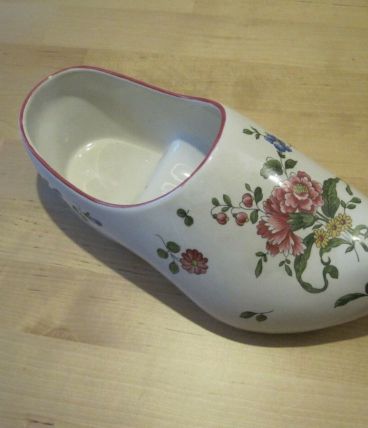 Ancienne bouquetière en forme de sabot . 