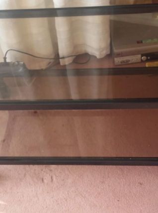Meuble TV en verre sur roulettes