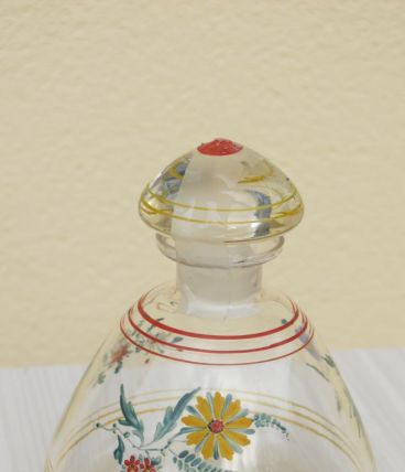 Carafe à liqueur émaillée. Motifs : trois bouquets