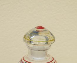 Carafe à liqueur émaillée. Motifs : trois bouquets