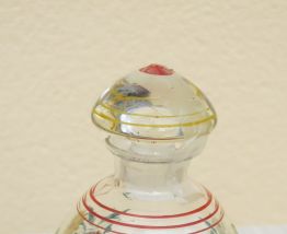 Carafe à liqueur émaillée. Motifs : trois bouquets