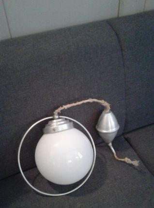 Suspension boule en alu et opaline.