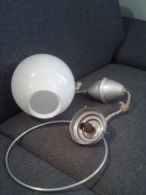 Suspension boule en alu et opaline.